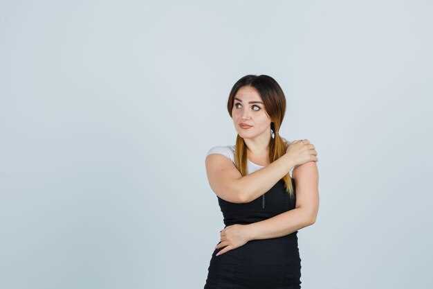 Болит рука в плечевом суставе: причины, симптомы и лечение